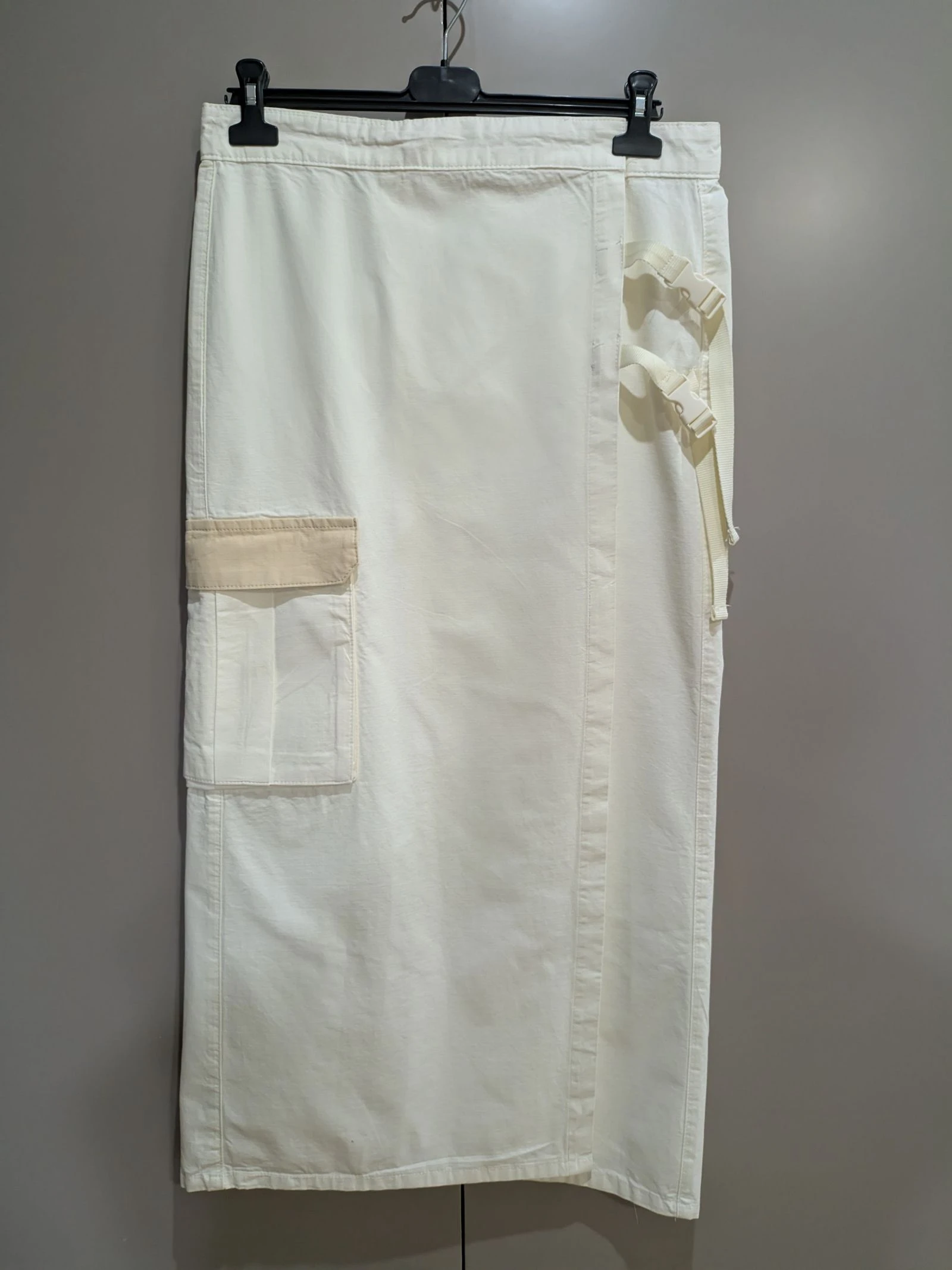 Falda Midi Cargo Blanca con Hebillas y Bolsillo de Contraste talla L de Pull& Bear 